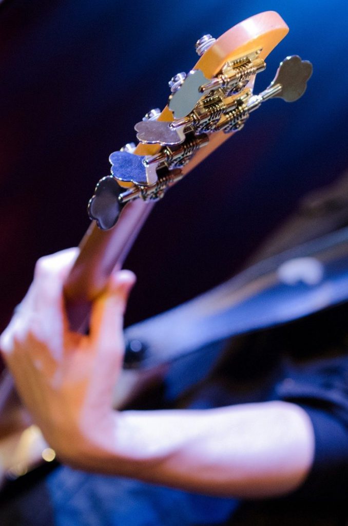 Gitarre und der Arm des Gitarristen. Mehr ist nicht zu sehen.