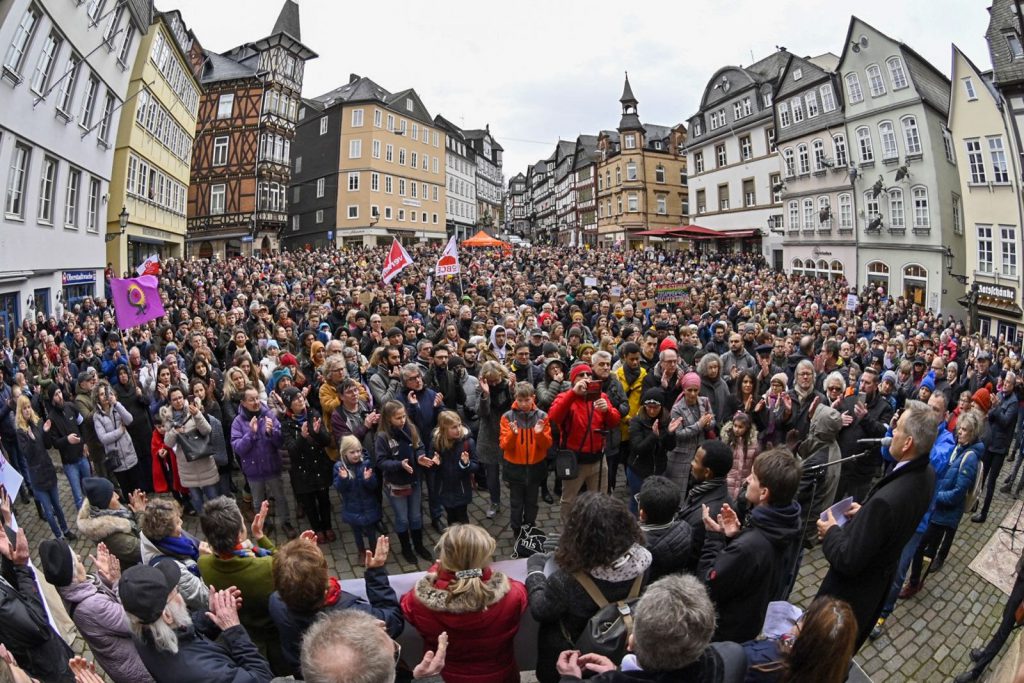 Mehr als 4000 Menschen haben sich auf dem Marktplatz versammelt.