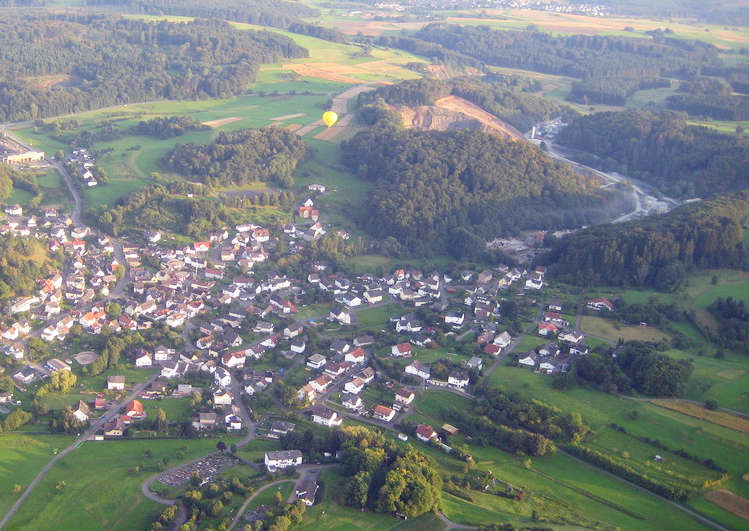 Luftaufnahme von Steinperf und Umgebung.