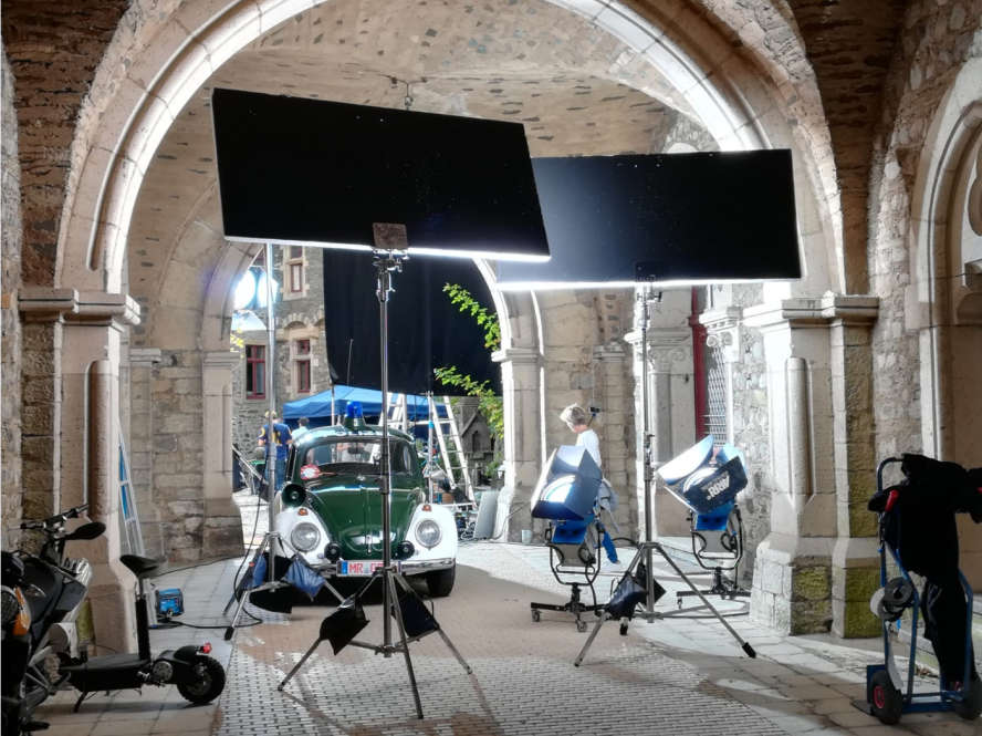 Ein Gewölbekeller mit Film-Equipment wie Lampen und ein alter Polizeikäfer mittendrin.