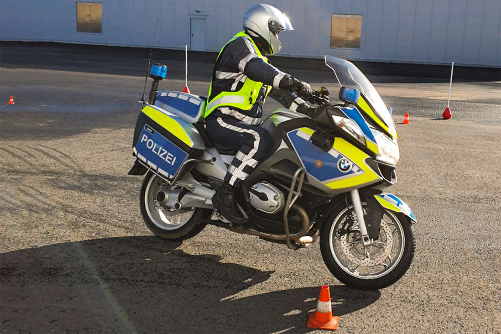 Polizeimotorrad mit Fahrer beim Sicherheitstraining auf dem Parcour.