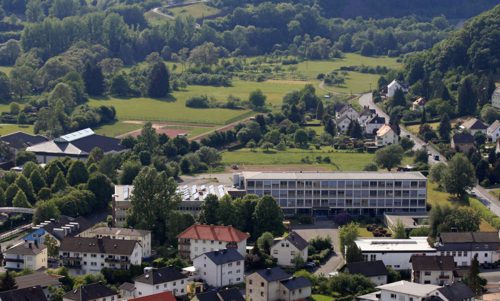 Blick auf die Beruflichen Schulen und umliegende Häuser und Wiesengrundstücke - von oben.