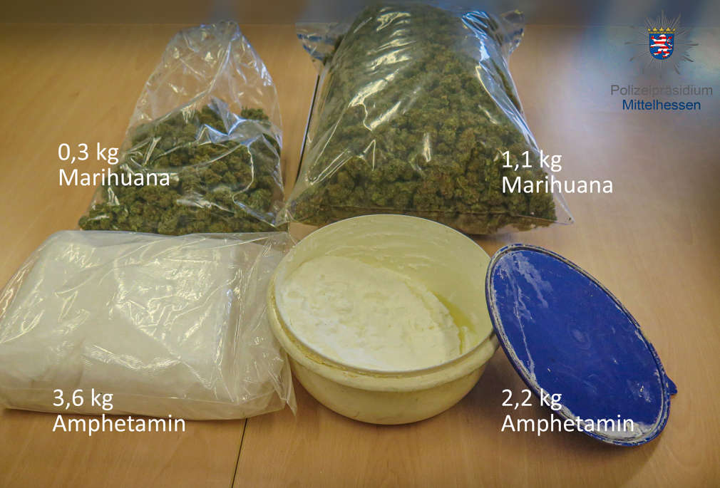 Amphetamin und Marihuana in größerer Menge auf einem Tisch.