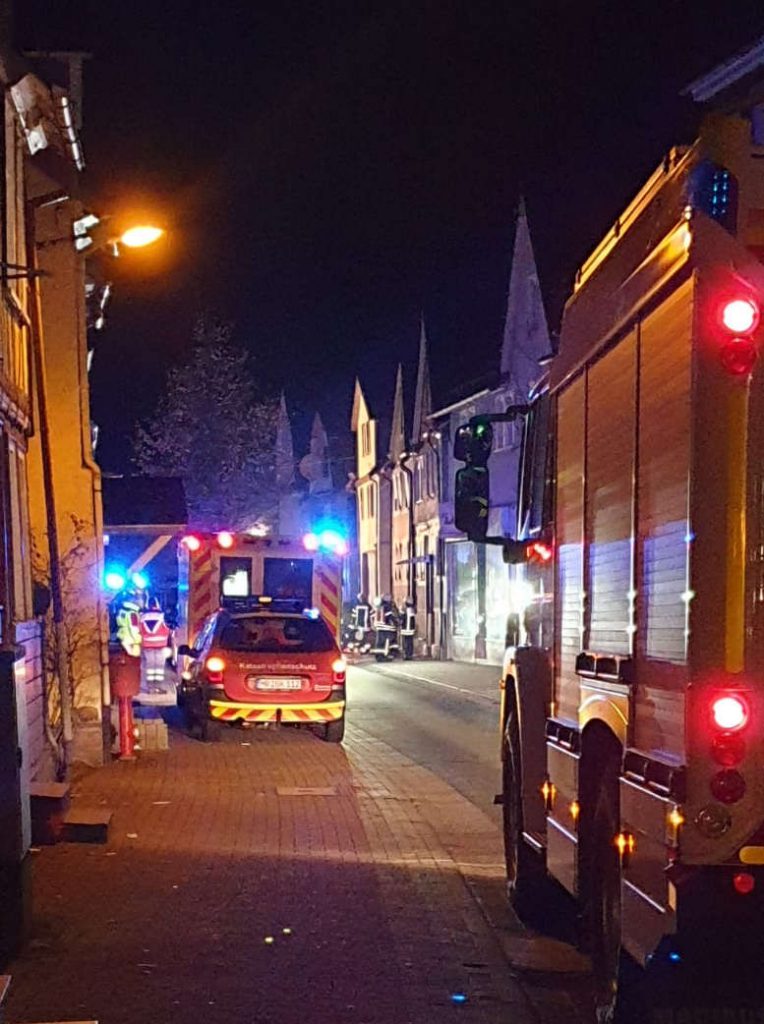 Straße. 2 Feuerwehr-Einsatzfahrzeuge und ein Einsatz-Pkw.