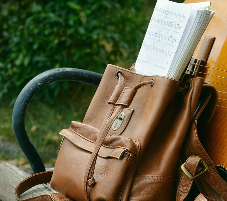 Ein Rucksack steht auf einer Bank