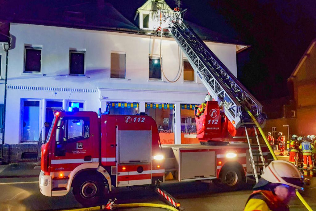 Feuerwehr mit Drehleiter beim Einsatz