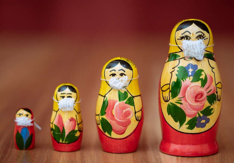 4 russische Puppen mit Mund-/Nasebedeckung