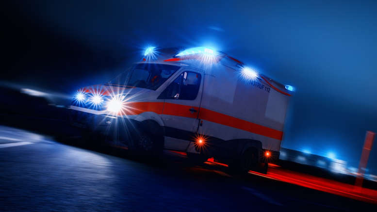 Rettungswagen mit Blaulicht auf der Straße