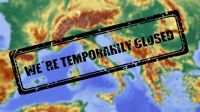 Weltkarte mit Stempel "temporarily closed". 