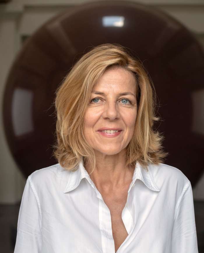 Dr.Corinna Thierolf_in weißer Bluse