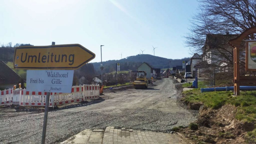 Umleitungsschild inmitten einer Baustelle