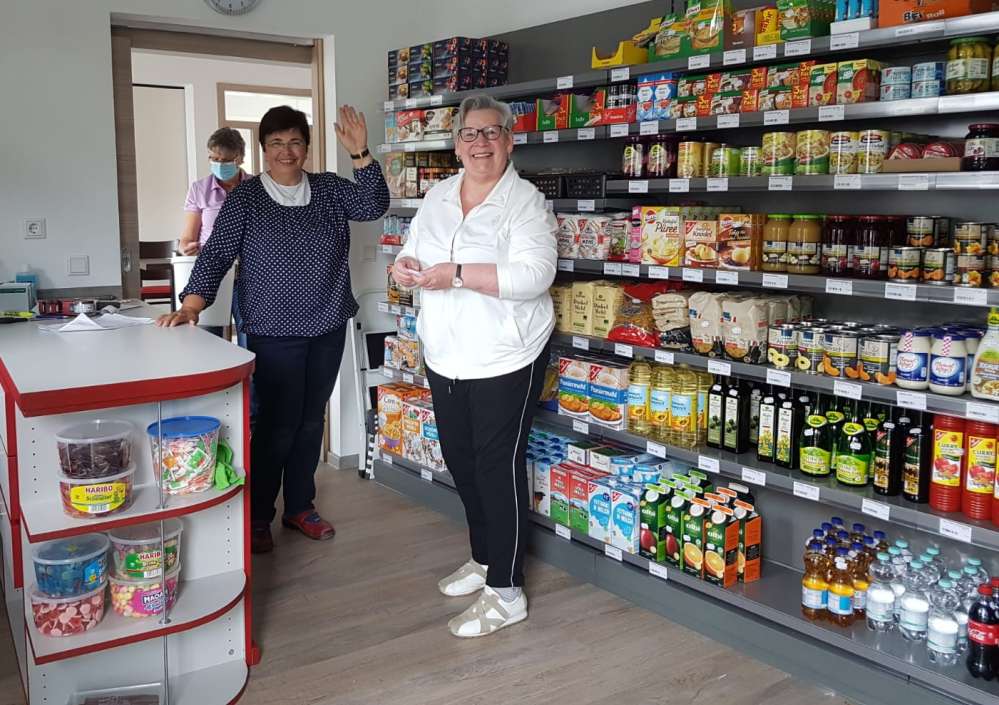 3 Frauen im eingeräumten Dorfladen lachen in die Kamera