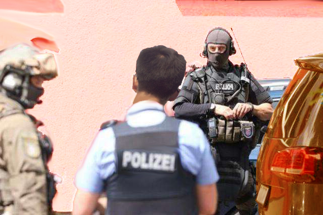 Drei Einsatzkräfte der Polizeimachen sich bereit.