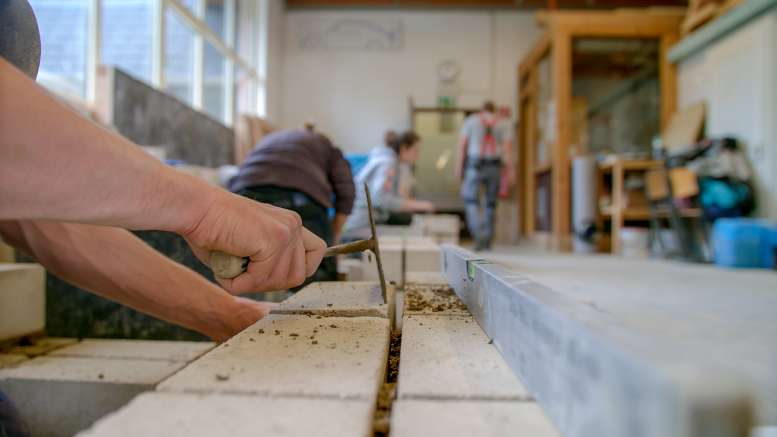 Handwerker mit Hammer, Säge und Kelle zugange
