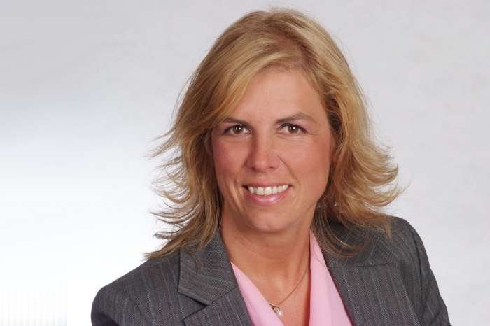 Porträtfoto einer blonden Frau in Bluse und Blazer