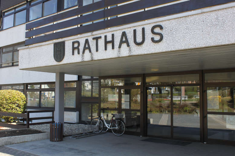Rathaus mit Schriftzug. Eingangsbereich mit Glastüren