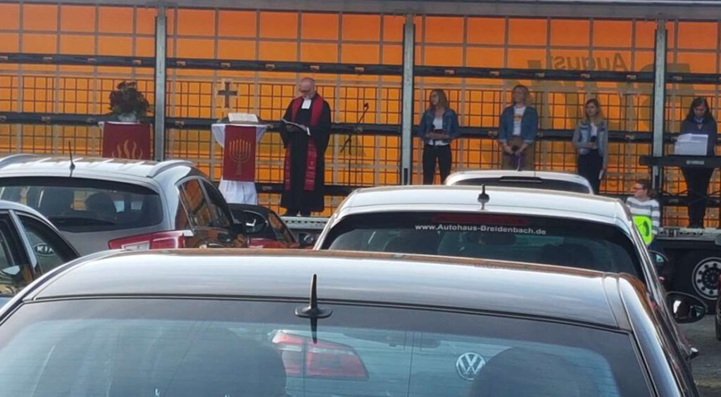 Bühne und Autos davor.