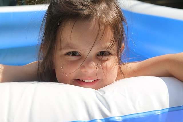 Kind in blauem Pool