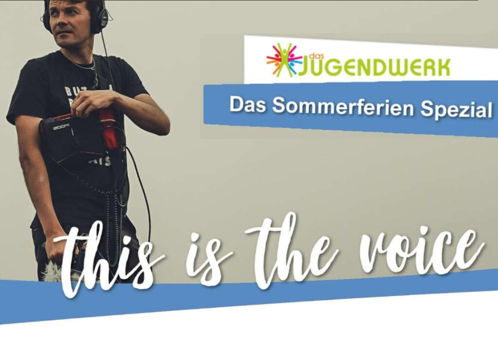 Ein Werbeplakat für die Veranstaltung "This is the voice" mit einem Kameramann drauf.