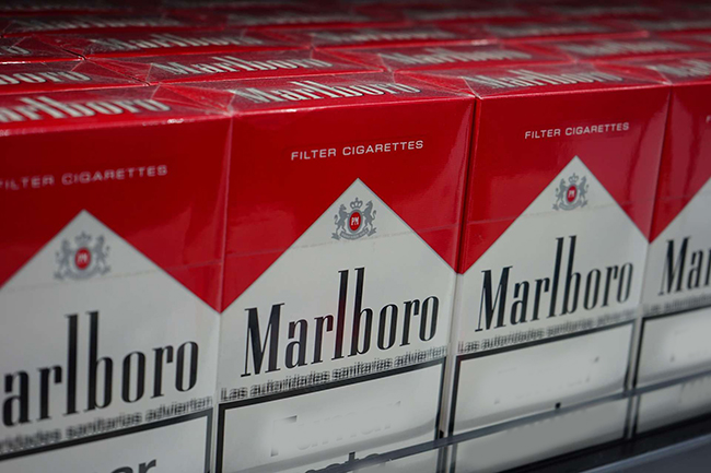 Marlboroschachteln in einem Regal