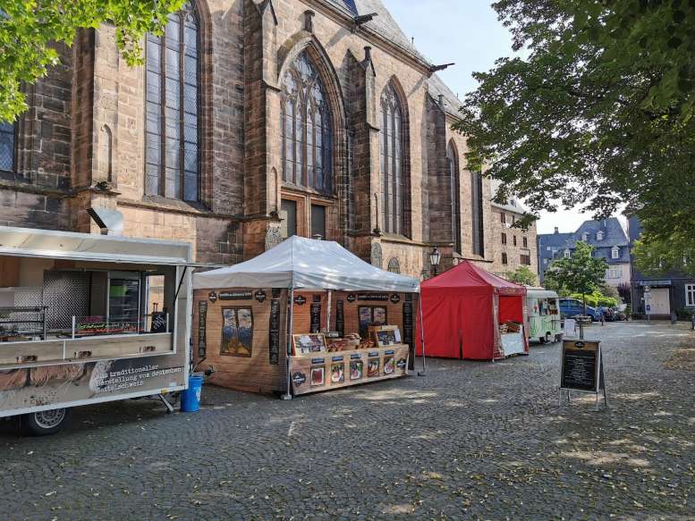 Kirche und davor Verkaufsstände