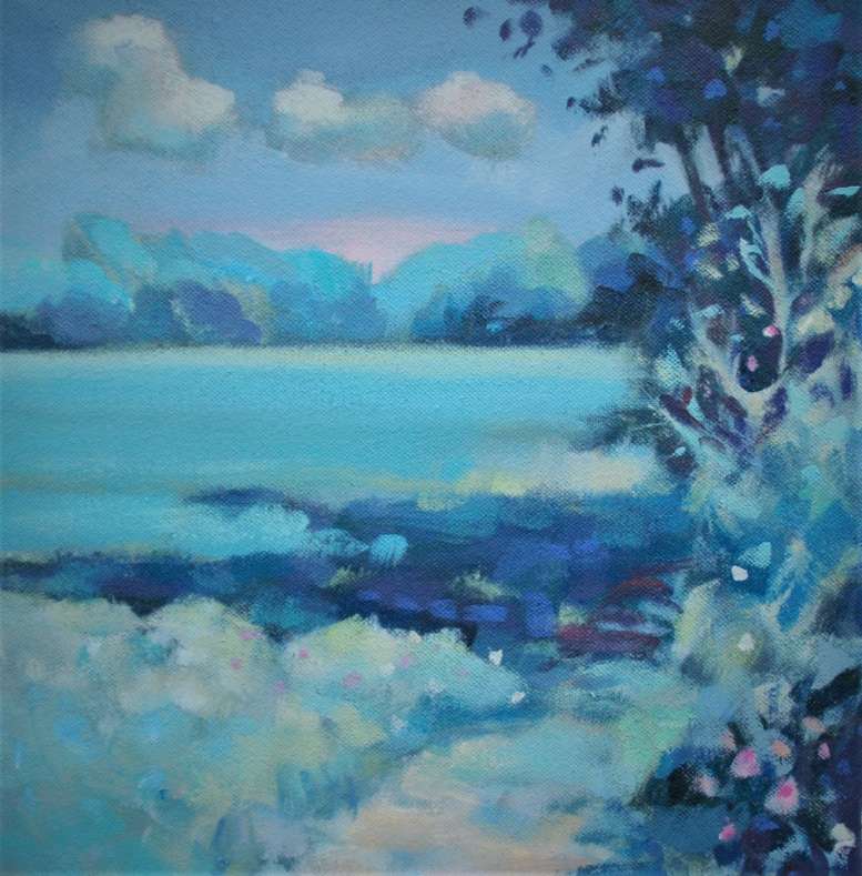 Wiese, Himmel und Bäume in Blau-/Grüntönen