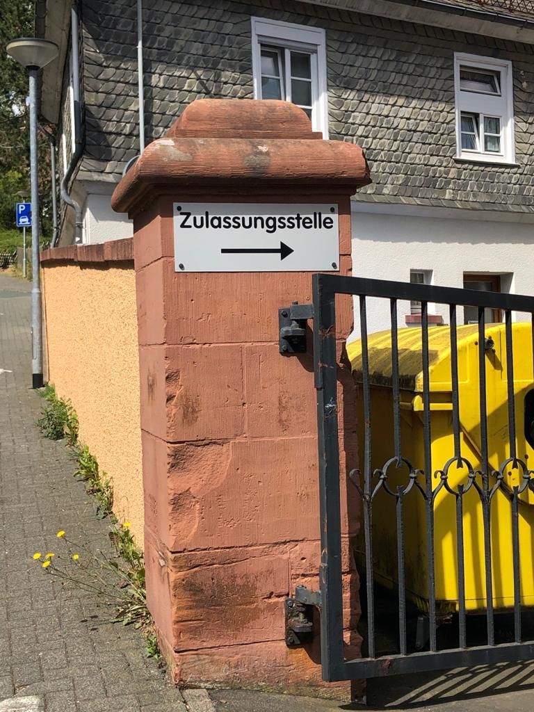 Zulassungsstelle von außen