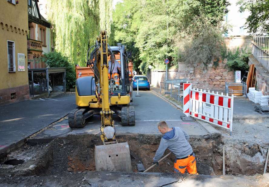 Bagger und Arbeiter erkunden die Lage