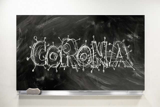 Eine Tafel mit "Corona"-Schriftzug