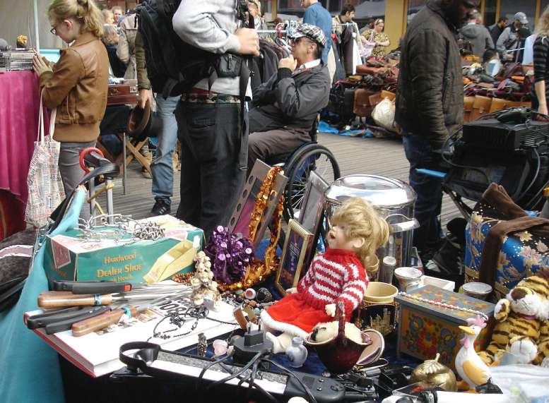 Flohmarktgelände und Besucher