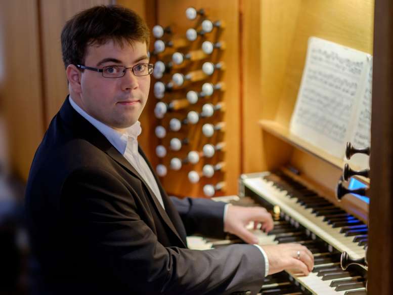Organist an der Orgel