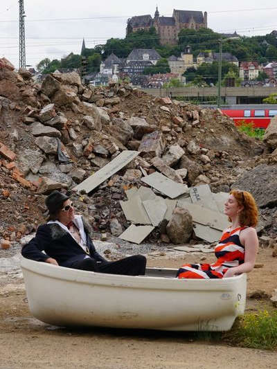 Pärchen in einem Boot - im Hintergrund das Marburger Schloss