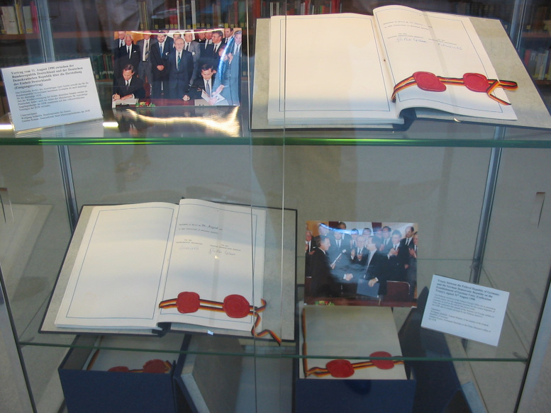 Einigungsvertrag in einer Vitrine