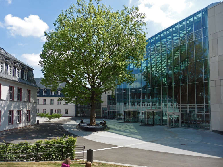 Blick auf die Universitätsbibliothek Marburg mit Innenhof und Baum