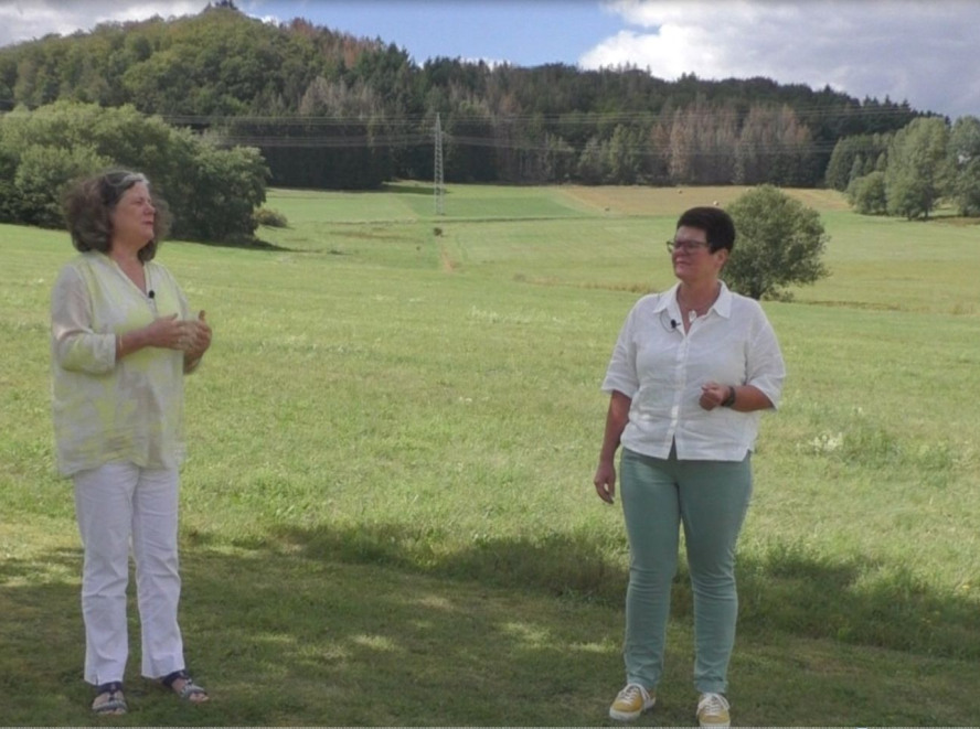 2 Frauen mit Sicherheitsabstand auf einer Wiese