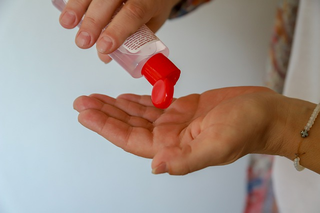 Person desinfiziert die Hände mit einem entsprechenden Mittel