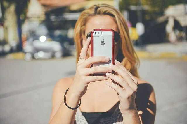 Frau fotografiert mit einem iPhone