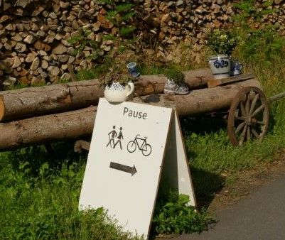 Schild mit Symbolen und "Pause".