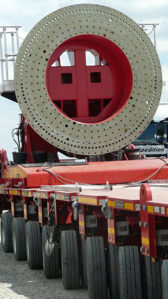 Schwertransporter mit Teil vom Windrad.