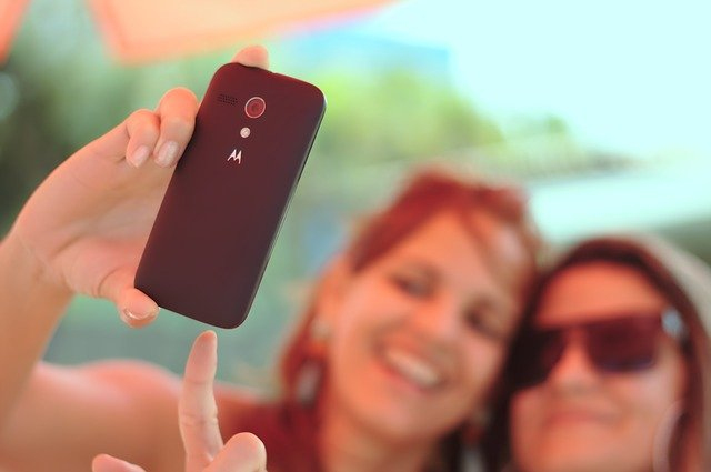 2 Mädels machen ein Selfie