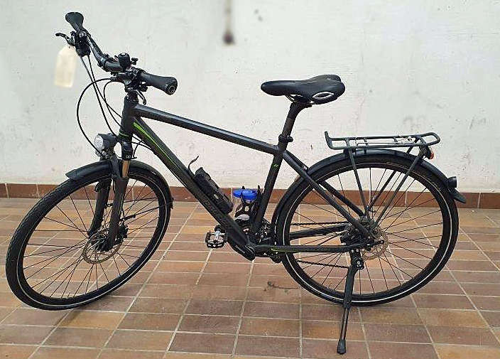 schwarzes Trekkingrad