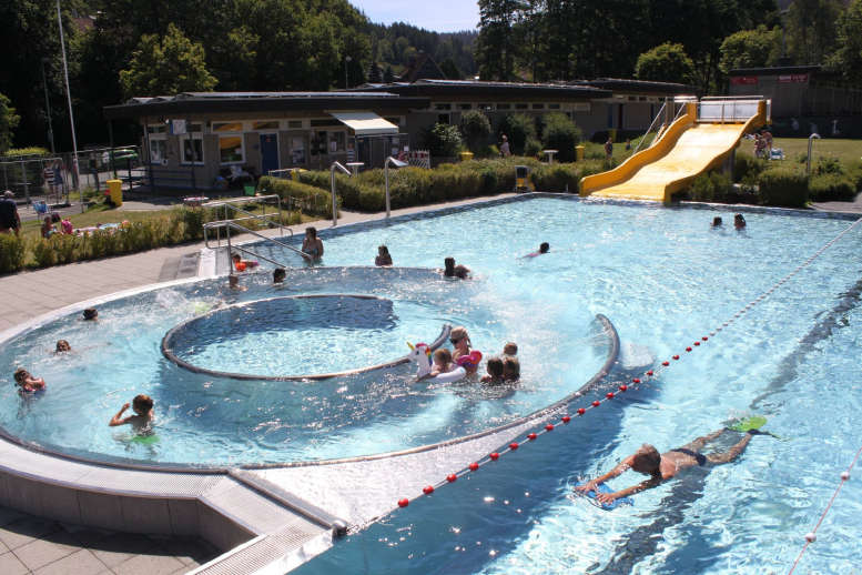 Freibad mit Badegästen