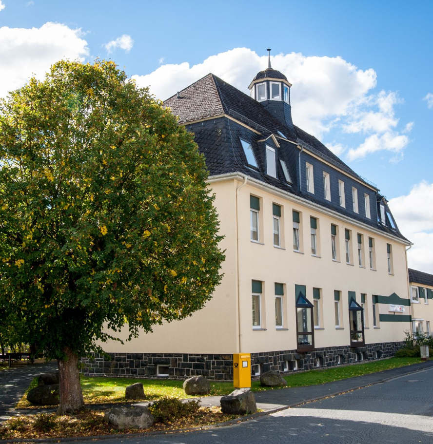 Großes Gebäude mit Mansardendach und Türmchen