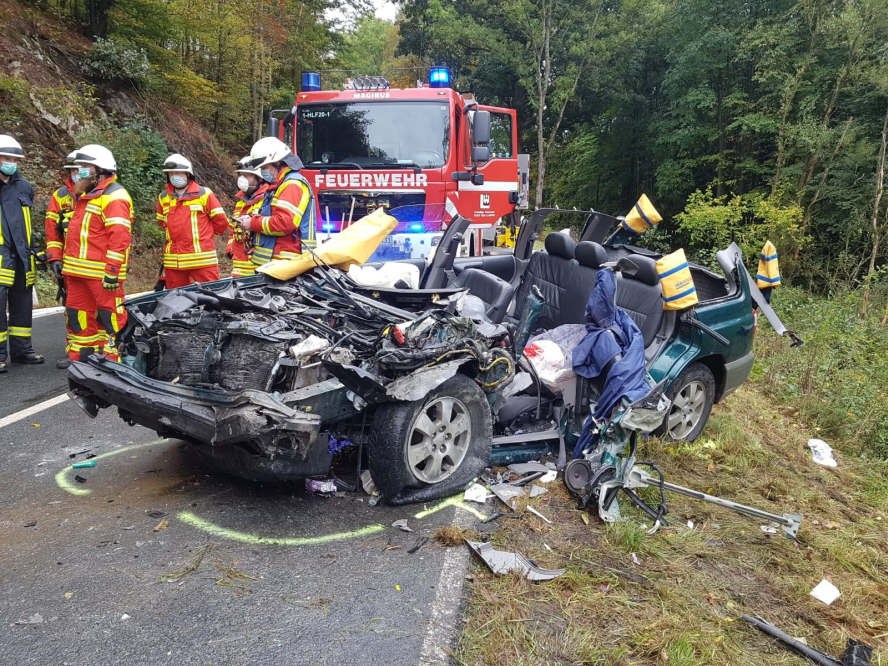 Unfallwagen, Feuerwehr und Einsatzkräfte