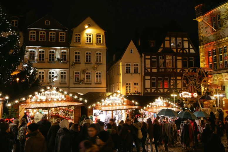 Weihnachtsmarkt mit Buden und Beleuchtung