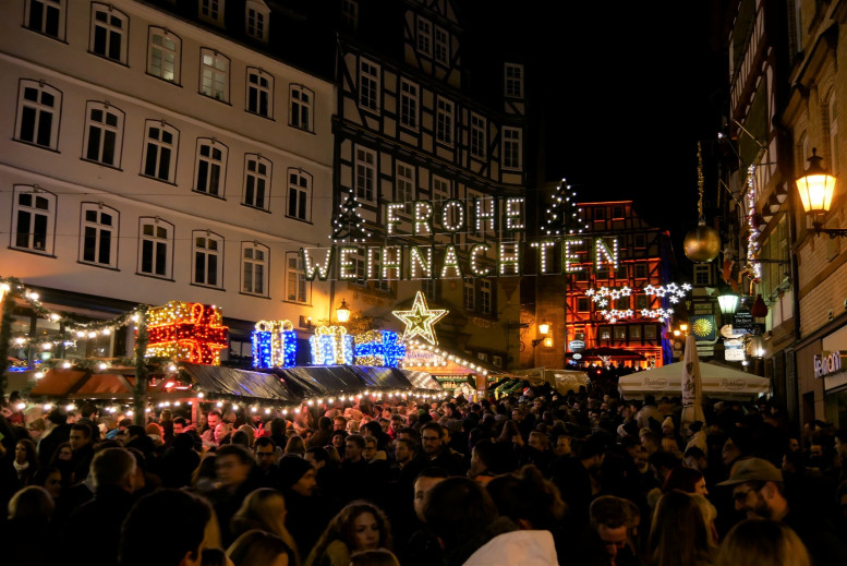Weihnachtsmarkt mit hundertem Menschen