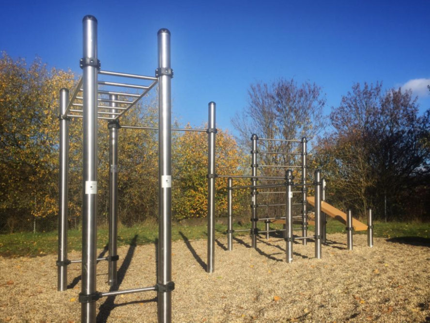 Fitnessgeräte vor einem Waldstück