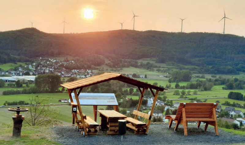 Die Ruhestation am „alten Flugplatz“ mit Blick auf Kombach und das Lahntal.