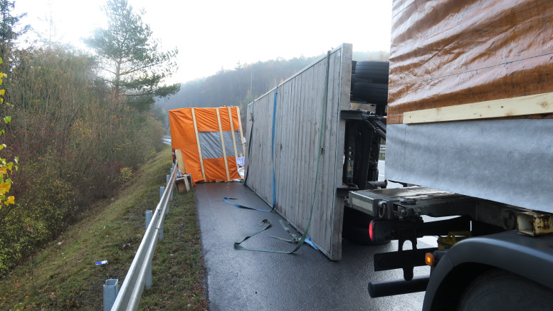 Umgekippter Lkw-Anhänger an der Leitplanke