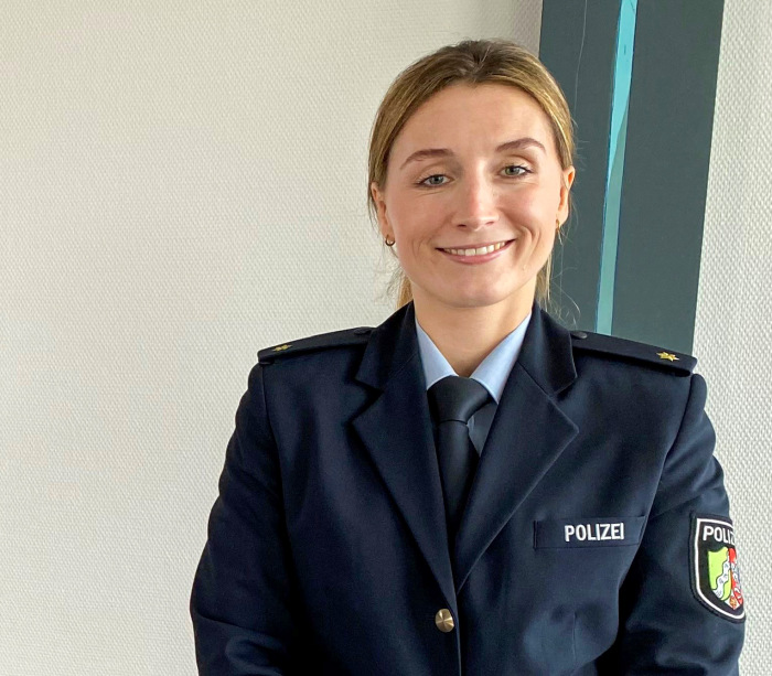 Junge Polizistin in Uniform
